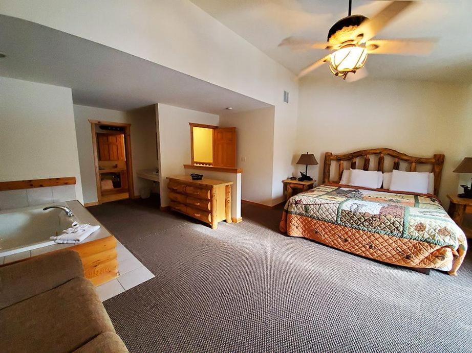 Grand Bear Resort At Starved Rock Utica Esterno foto