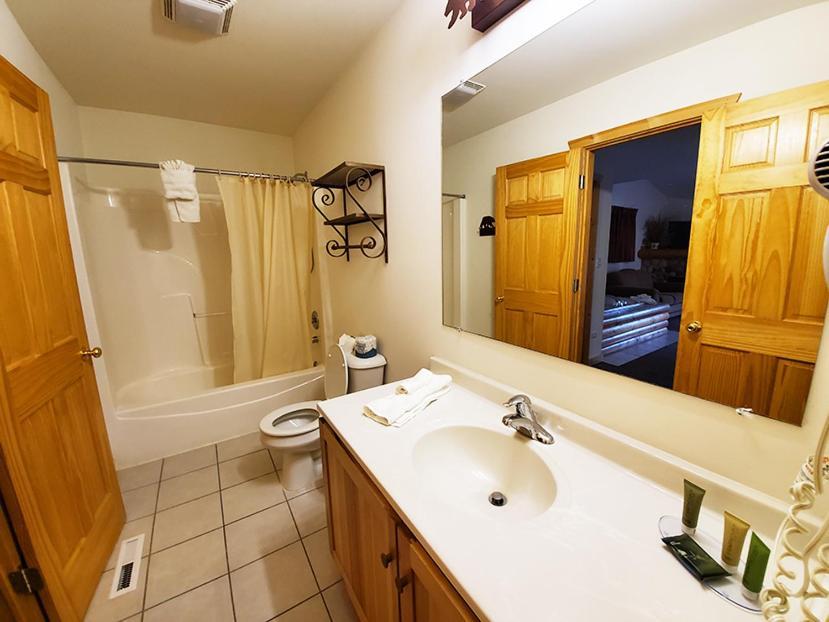 Grand Bear Resort At Starved Rock Utica Esterno foto